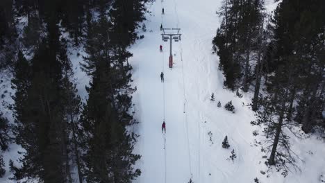 Vogelperspektive-Drohne-Erschoss-Menschen-Auf-Dem-Poma-Button-Oder-Beim-Schlepplift-Skifahren