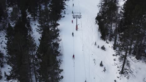 Dron-A-Vista-De-Pájaro-Le-Disparó-A-La-Gente-En-El-Botón-Poma-O-Esquiar-En-El-Ascensor-De-Arrastre