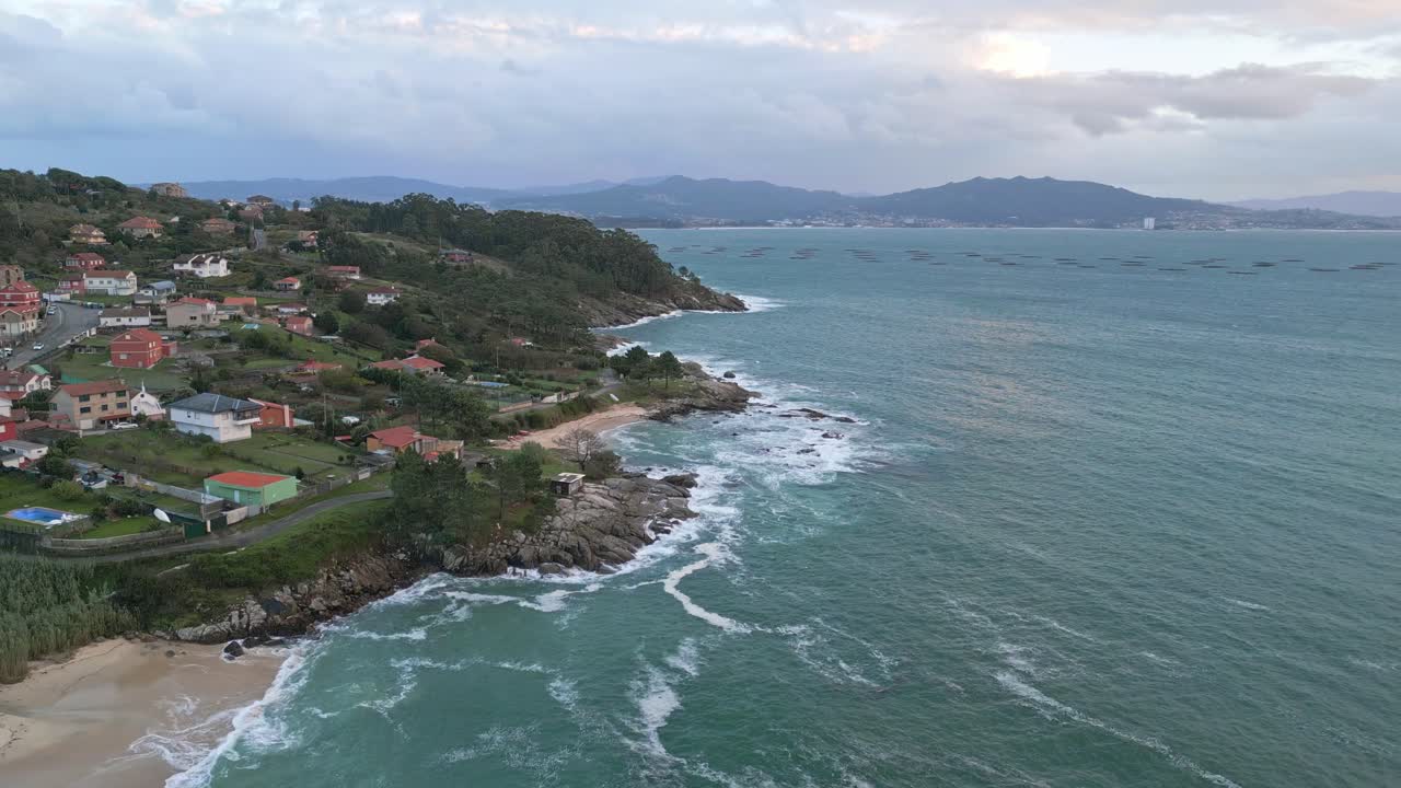 Case vicino alla costa, spiaggia di sabbia bianca e paesaggio mozzafiato.
