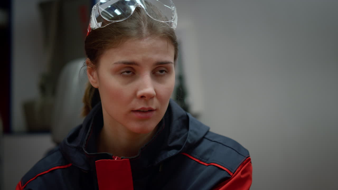 의료 종사자 는 동료 의 말 을 듣고 있다. 응급실 의 의사 는 머리 를 흔들고 있다