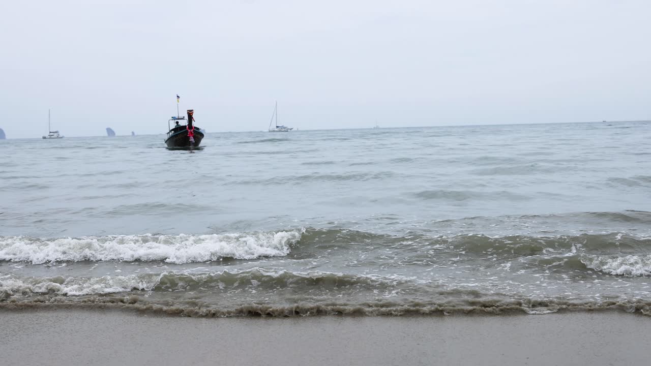 바다 에 있는 배 와 함께 조용 한 해변 장면