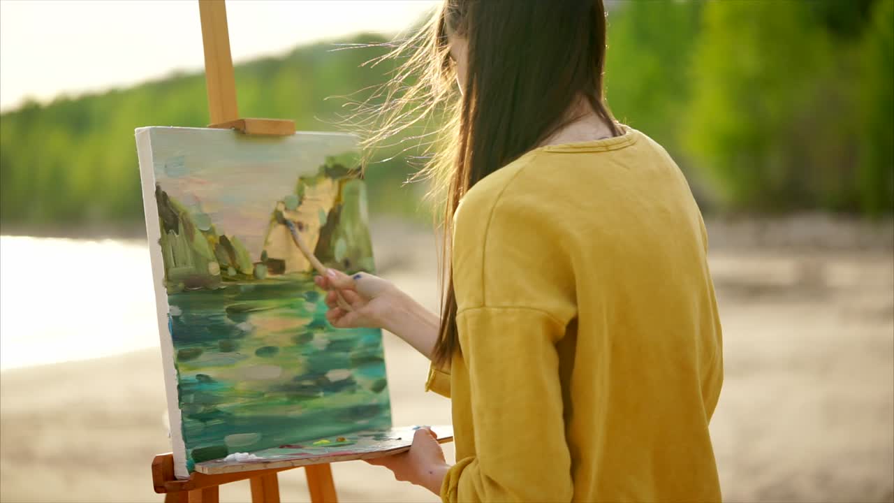 해변 에 바다 풍경 을 그리는 여자