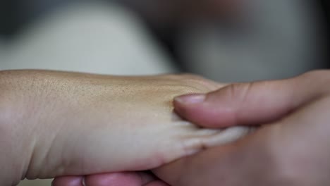 Erleben-Sie-Das-Glück-Einer-Handmassage,-Die-Für-Ganzheitliche-Entspannung-Und-Wohlbefinden-Sorgt