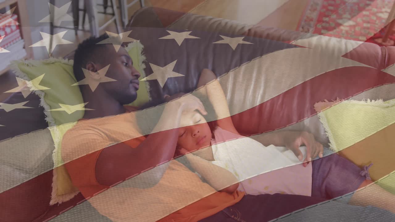 animación de la bandera de los estados unidos ondeando sobre el padre afroamericano acostado en el sofá con la hija durmiendo
