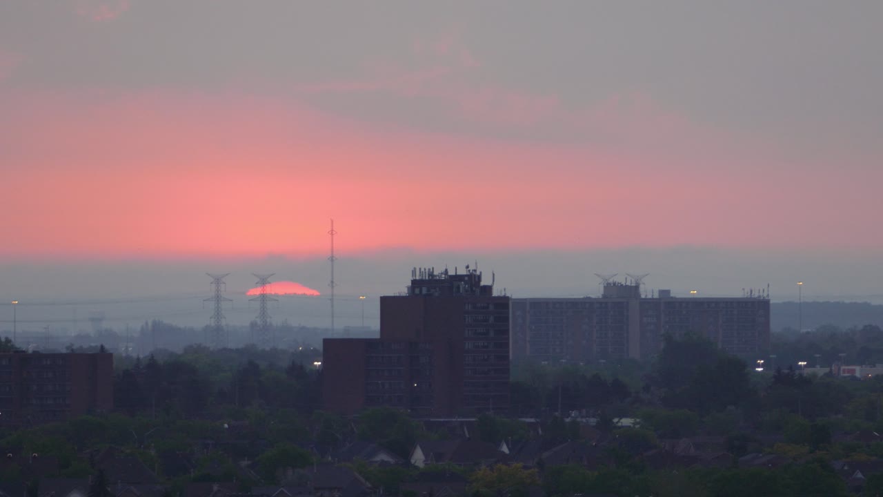 Time-lapse do nascer do sol sobre edifícios