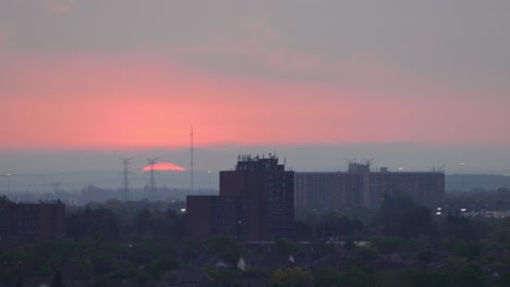 Sonnenaufgang-Im-Zeitraffer-über-Gebäuden