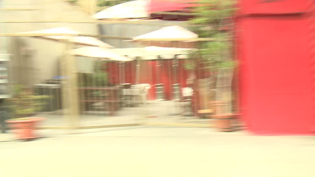 측면 창을 통해 보이는 산타모니카 캘리포니아의 거리를 따라 자동차가 이동합니다.