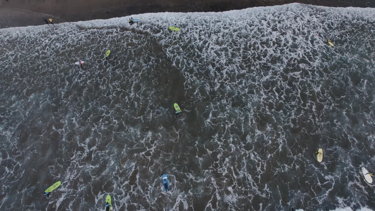 라스 팔마스 데 그란 카나리아의 라스 칸테라스 해변에서 서퍼들의 영화적인 공중  ⁇ 트업  ⁇ , 드론