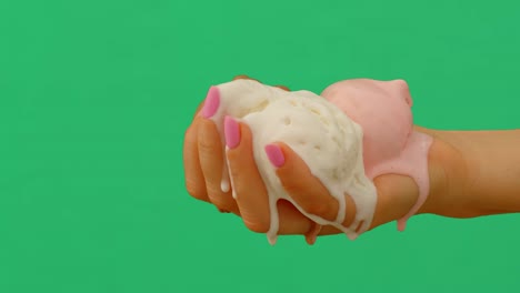 lapso de tiempo de una mano femenina sosteniendo helado derretido en fondo verde, 4k
