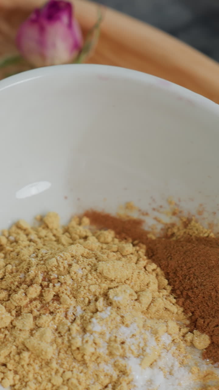 설탕으로 가득 찬  컵과 가루 음료와 섬세한 건조한 꽃이 나무 트레이에있는 클로즈업, 따뜻한 조명은 텍스처를 향상시켜 편안하고 시골적인 부 분위기를 만니다.