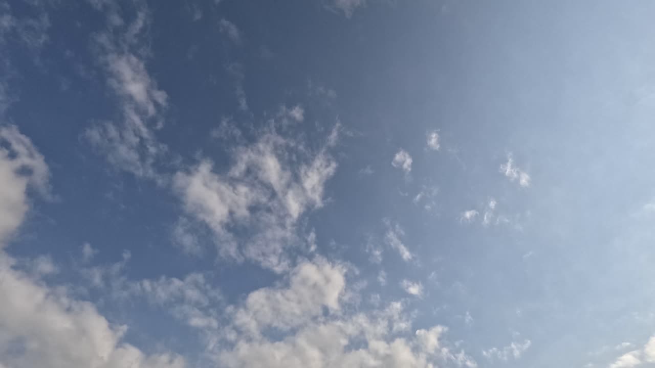 시간이 지남에 따라 하늘을 가로질러 움직이는 구름입니다.