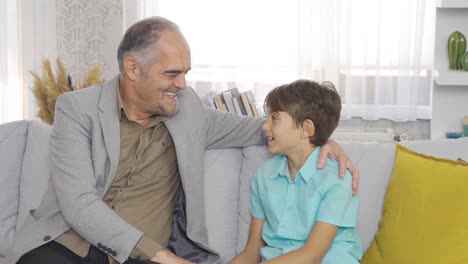 el abuelo triste pasa tiempo con su nieto.
