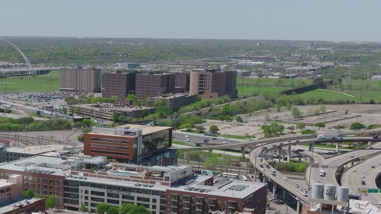 Luftfoto af Dallas' centrum i Texas, der viser veje og bygninger