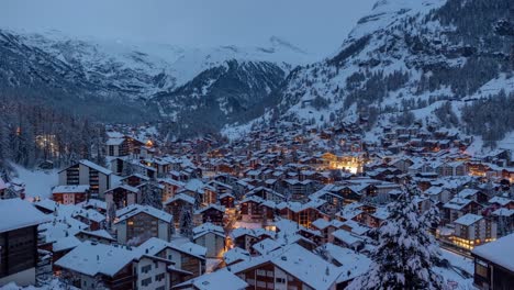 Timelapse-Del-Atardecer-Del-Pueblo-De-Zermatt-Desde-El-Mirador-De-Matterhorn-Con-Vistas-Al-Hermoso-Y-Tranquilo-Pueblo