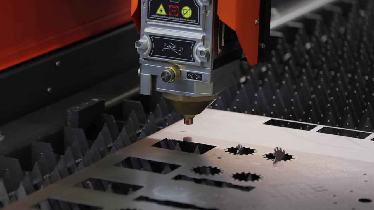 corte láser cnc de metal, tecnología industrial moderna. pequeña profundidad de campo. advertencia - disparo auténtico en condiciones desafiantes.