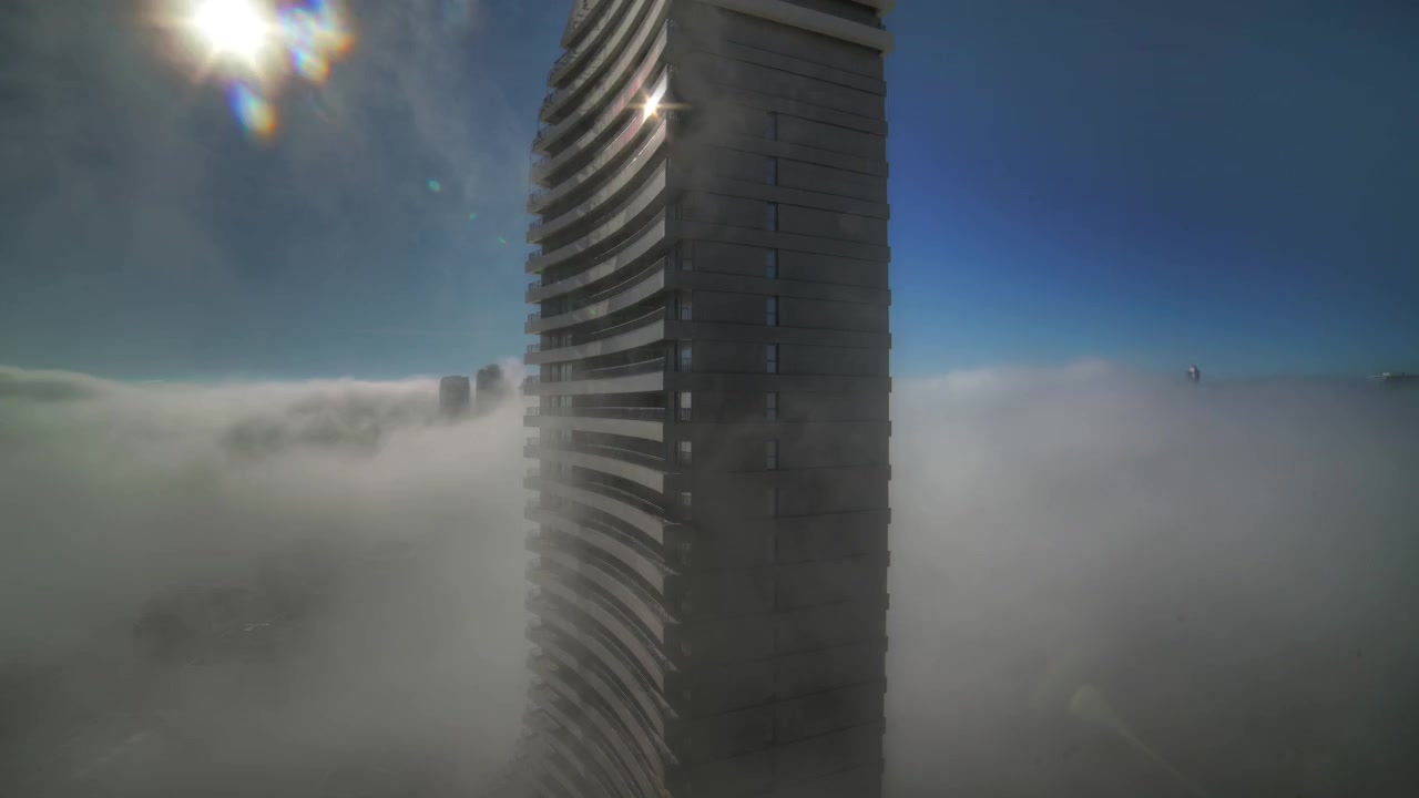 Moderno grattacielo che svetta sopra la fitta nebbia mattutina