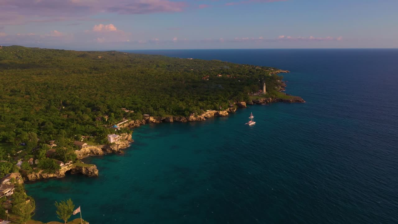 Costa occidentale rocciosa della Giamaica. Negril