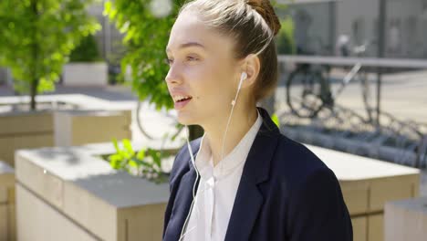 encantadora jovencita con auriculares