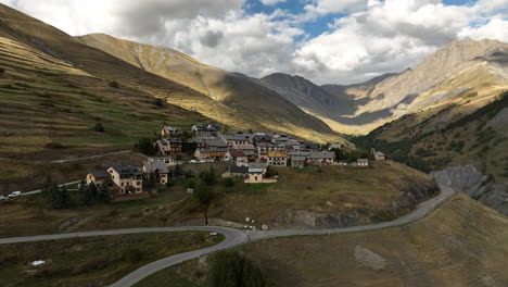 Antena-Trasera-Viajando-Alpes-Italianos-Franceses-Frontera-Día-Soleado