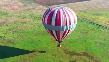 globo de aire colorido que sube lentamente en el aire