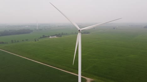 Rotación-Continua-De-Una-Turbina-Eólica-En-El-Campo-Del-Parque-Eólico-Dte-En-Ithaca,-Michigan,-Estados-Unidos