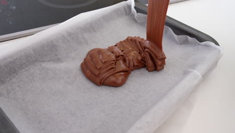 cocinero casero haciendo fudge de chocolate en una sartén de hierro fundido en una cocina personal