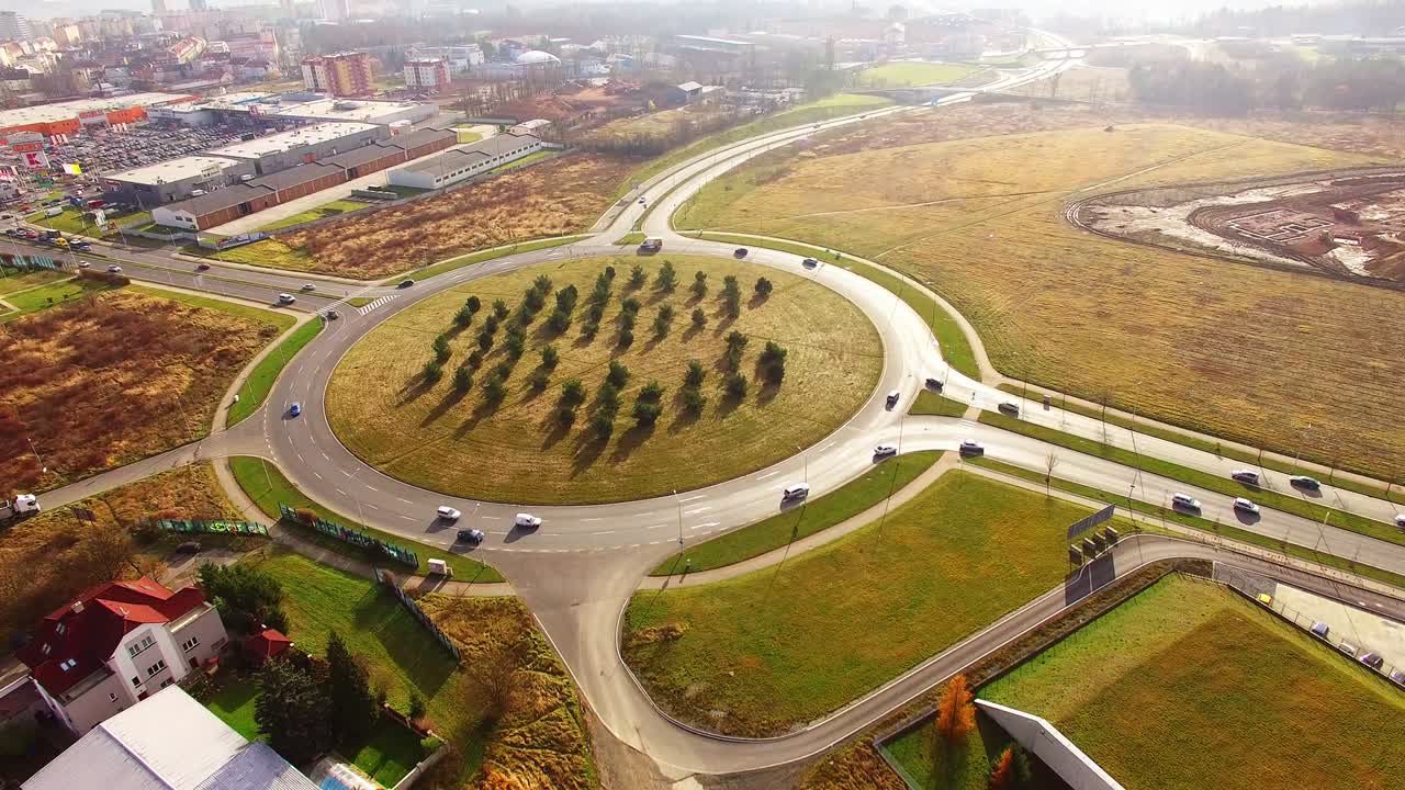 vuelo de drones sobre una rotonda en pilsen, república checa, europa central. transporte y tráfico en la ciudad moderna.