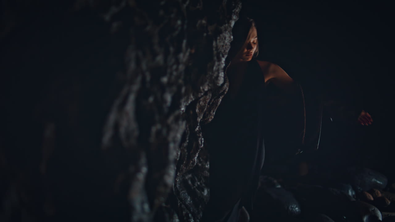 modelo nocturno bailando rocas en la orilla del mar en primer plano de verano. mujer disfrutando de la fiesta