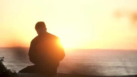 Zeitlupenaufnahme-Eines-Mannes,-Der-Den-Sonnenuntergang-Vor-Meerblick,-Cadiz,-Spanien-Beobachtet