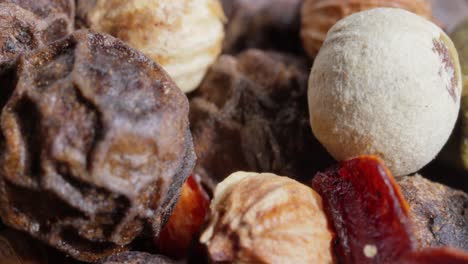 Peppercorns-or-mixture-of-peppers-spice.-Red,-white-black-and-green-hot-pepper-Super-Macro-Close-Up