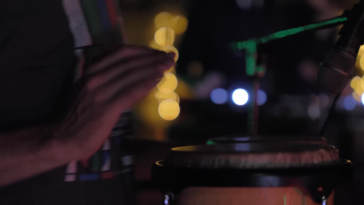 Suonare i bonghi in una band sul palco - primo piano