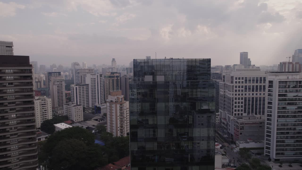 drone vuela frente a un edificio comercial