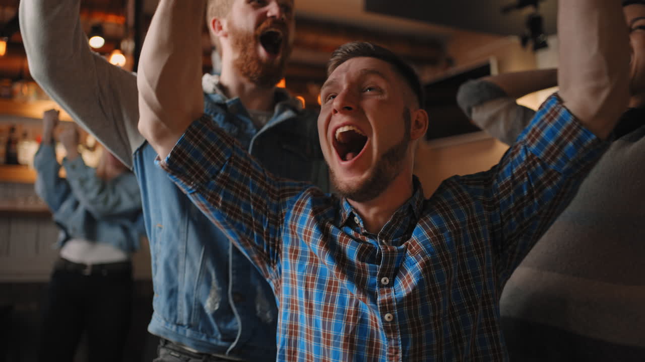 retrato de un fanático barbudo viendo fútbol en un bar con amigos. fútbol hockey baloncesto. aficionados al deporte molestos por el equipo deportivo favorito que pierde el partido viendo el juego en el pub