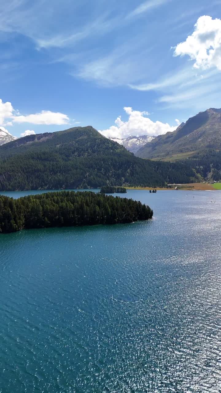 Video aereo verticale con drone del Lago di Sils nella valle dell'Alta Engadina, Svizzera.