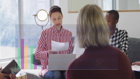 animación del procesamiento de datos sobre diversas personas de negocios discutiendo en la oficina