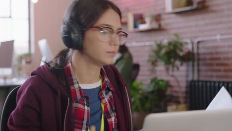 joven interna caucásica que usa una computadora portátil conversación de video chat discutiendo el proyecto de una empresa nueva disfrutando de una llamada de conferencia comunicación en línea en un lugar de trabajo de oficina de moda
