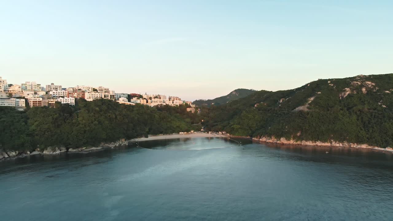 중국 사이쿵에 있는 사람들과 청홈콕 해변, 4k 드론 뷰