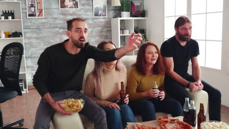 Aficionados-Al-Fútbol-Emocionados-Viendo-El-Campeonato.