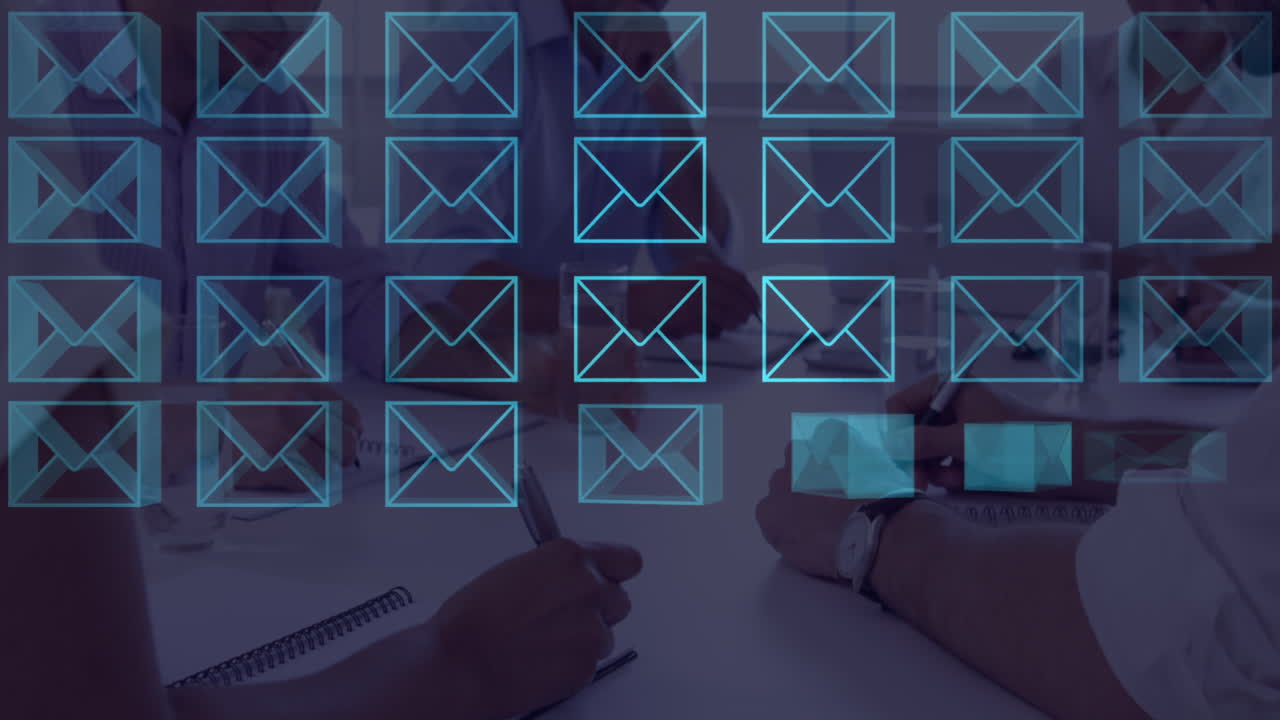 animación de iconos de sobres 3d sobre diversos compañeros de trabajo escribiendo en el bloc de notas y trabajando en la computadora portátil