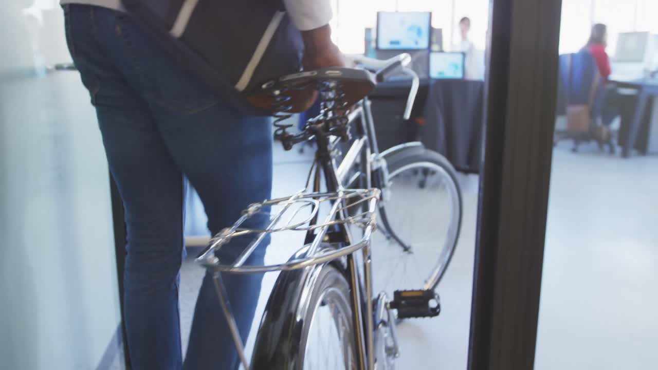 현대 사무실 에서 자전거 를 타고  ⁇ 고 있는 사업가