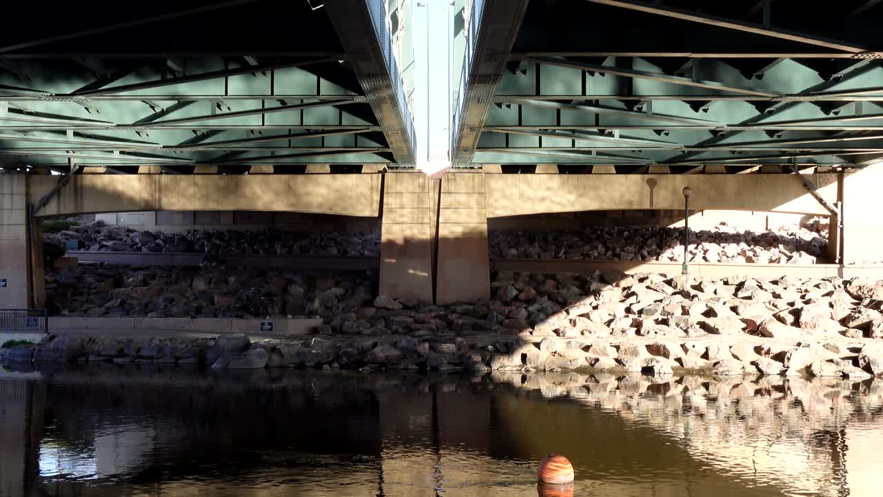 vista del centro de denver desde el parque frente al río
