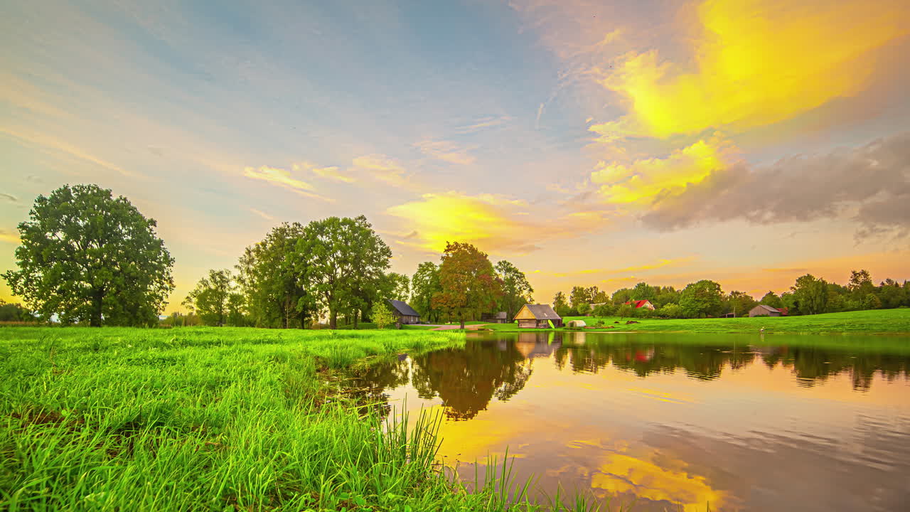 시골 농장과 주변의 활기찬 자연, 여름 날의 시간 경과