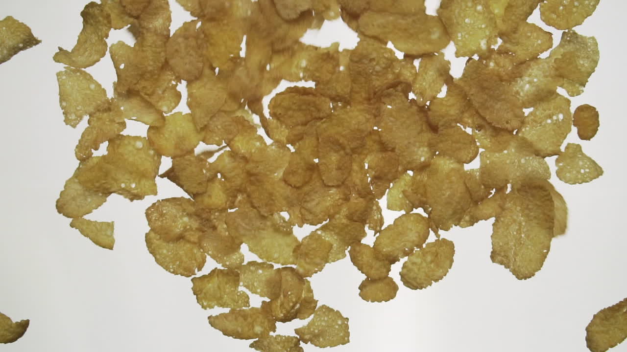 падение кукурузных хлопьев в замедленной съемке 100 кадров в секунду