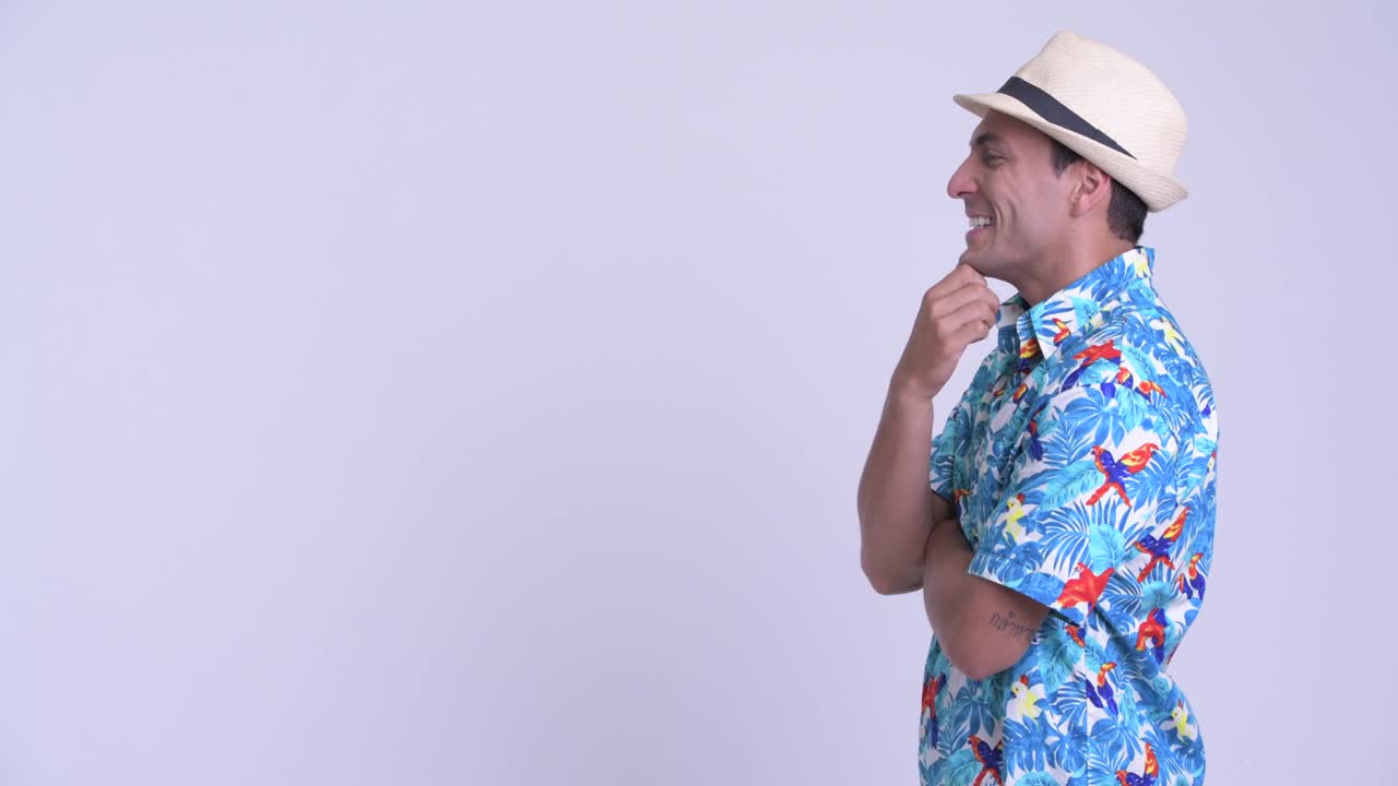 joven y guapo turista hispano listo para las vacaciones