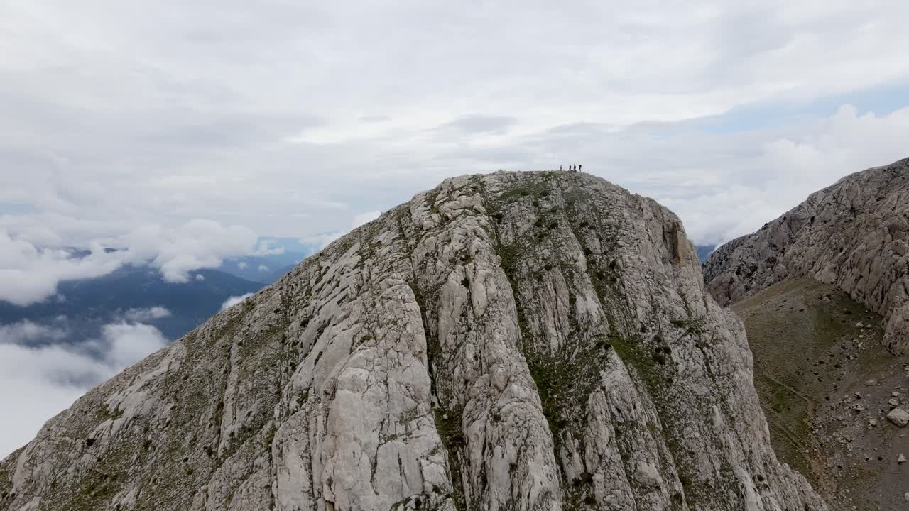 vistas aéreas de escaladores en la cima de una montaña en los pirineos españoles