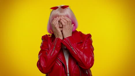 anciana abuela anciana cerrando los ojos con la mano mostrando el gesto de parada, confundida tímida asustada de ver