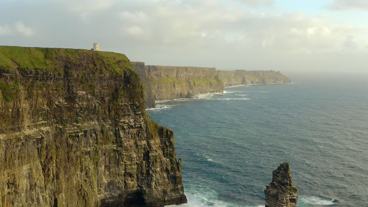 descenso aéreo que muestra los impresionantes acantilados de moher desde una perspectiva única
