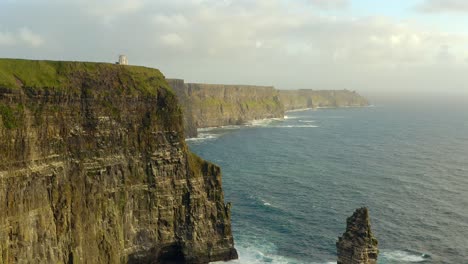 Descenso-Aéreo-Que-Muestra-Los-Impresionantes-Acantilados-De-Moher-Desde-Una-Perspectiva-única.