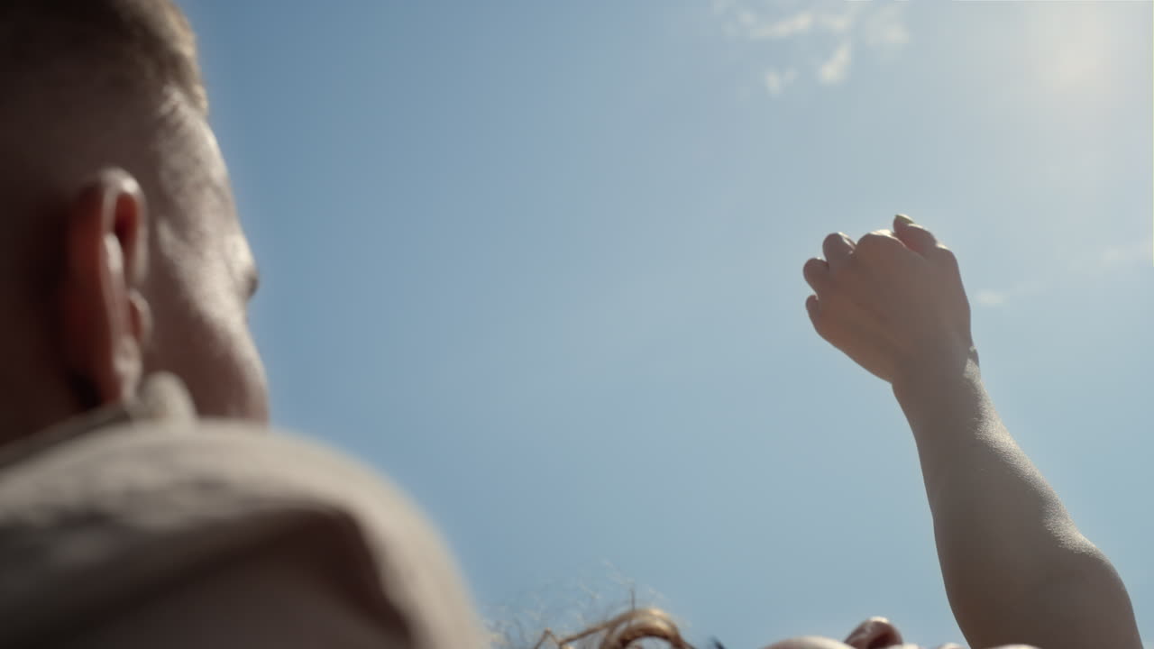 해변에서 편안하게 휴식을 취하는 쾌활한 커플. 해변에 누워있는 커플.