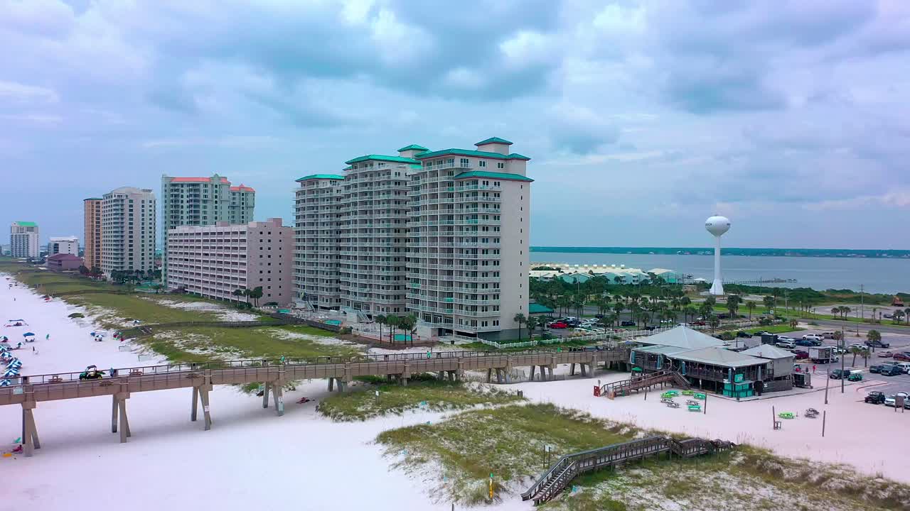 서머윈드(summerwind), 나바르 비치 리젠시(navarre beach regency), 펄 리조트(pearl resort)를 보여주기 위해 왼쪽으로 패닝하는 나바르 비치(navarre beach)의 드론 조감도